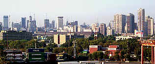 Skyline der Stadt vom Hafen aus gesehen