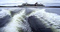 Fahrt vom Schiff zur Insel in einem schnellen Boot