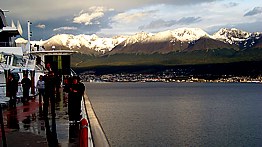 Beaglekanal: Einfahrt in den Hafen von Ushuaia im Sonnenaufgang ...