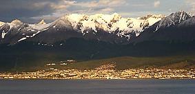 Ushuaia am Beaglekanal vor den sdlichen Kordilleren im Sonnenaufgang ...