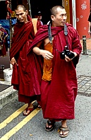 Singapur: Mnche auf Fotosafari im Markt von Chinatown