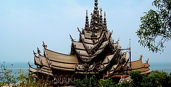 Thailand: Holztempel im Bau mit Blick auf das Meer