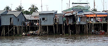 Vietnam: Fischerhuser auf Pfhlen, um den Wasserstand des Flusses auszugleichen