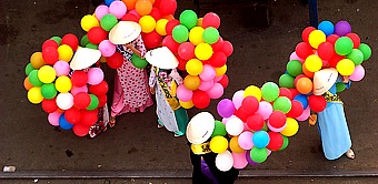 Vietnam: Mdchen warten auf das Signal zum Auflassen der Balllons als Willkommensgru