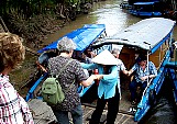 Text: Einsteigen in einen Sampan im Nebenarm des Mekong