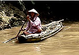 Vietnam: Fischerin unterwegs auf dem Nebenkanal des Mekong