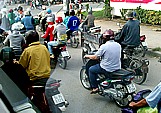 Vietnam: kaum LKW, PKW, aber Unmengen von Mopeds im Straenbild