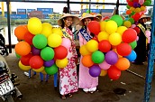 Vietnam: Mdchen, die die Ballons mit dem Moped gebracht haben, warten auf ihren Einsatz