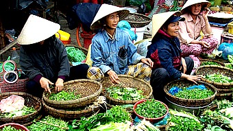 Vietnam: Marktfrauen haben ihre Waren auf der Strae ausgebreitet