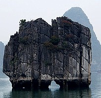 Vietnam: aus dem Wasser ragender Kalkfelsen in der Halong Bay