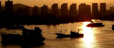 China: Skyline von Sanya in der aufgehenden Sonne