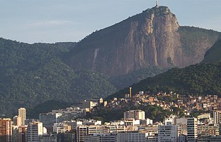 Christusmonument und Stadtviertel in der Morgensonne