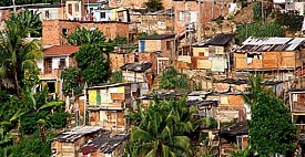 FAVELA am Hang zwischen Unter- und Oberstadt in Bahia