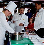 Herstellung der Tomatensuppe; jede Handreichung wird in 5-6 Sprachen kommentiert