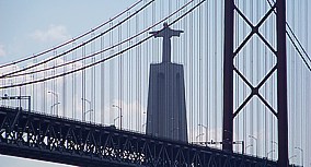 "Golden - Gate - Brcke" ber den Tejo mit CHRISTUS-Statue