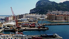 Blick auf Hafen und wartende Ausflugsbusse