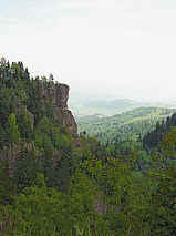 "Schwarzer Stein", Legendenwechsel: 1961 - "Kommunisten, Widerstandskmpfer wurden vor 1945 bei Verhren in die Tiefe gestoen"; 2005: "Kommunisten stieen unliebsame Gegner vom Felsen" ...