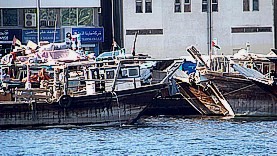 Tradition und Moderne begegnen sich. Im Schatten der Wolkenkratzer werden  Dhows ent- und beladen.