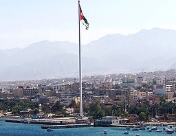 AQABA, Hafeneinfahrt mit riesigem Fahnenmast und der Landesfahne.