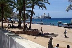 Blick vom Strand zum Hafen mit Kreuzfahrtschiff. Dieser Strand wird nur von den Bewohnern benutzt. Saubere Strnde fr Touristen gibt es in einigen Kilometern Entfernug in Richtung Saudi-Arabien!  