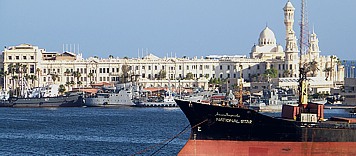 Hafeneinfahrt nach Alexandria, prachtvolle Palste sumen die Kaimauer.