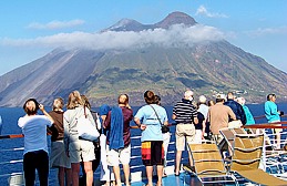 Touristen an der Reling: der Vulkan Stromboli zieht vorbei ...