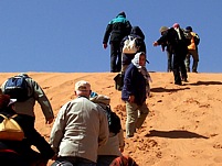 Ersteigen einer Sanddne - ein Schritt voran, zwei Schritte zurck - kraftraubend der Aufstieg!!!