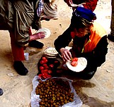 Picknick im Wstensand angerichtet; jeder greift zu ...