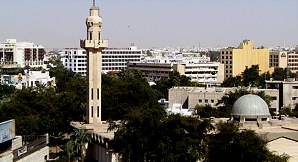 Wecken vom Minarett gegen 5.30 Uhr; andere Minaretts in unterschiedlicher Lautstrke ziehen nach ...