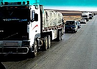 Die LKW-Kolonnen scheinen unendlich zu sein; sie transportieren  l und Gter des tglichen Lebens