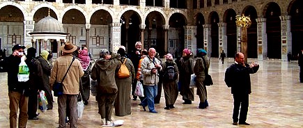 Im Innenhof der Moschee, Schuhe in der Hand ...