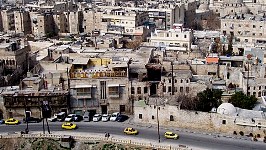 Blick vom Burgberg ber die Stadt; massenhaft gelbe Taxis befahren die Straen ...