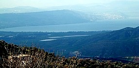 Eine Teleaufnahme vom See Genezareth mit einer israelischen Stadt im Hintergrund ...