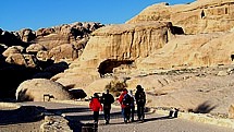 Sonnenaufgang, 7 Uhr, Aufbruch nach PETRA; als erste Touristen am Tag lassen sich Eindrcke tief verinnerlichen; eine Stunde spter schlgt der Massentourismus zu; dutzende Busse der Kreuzschifffahrer landen an ...