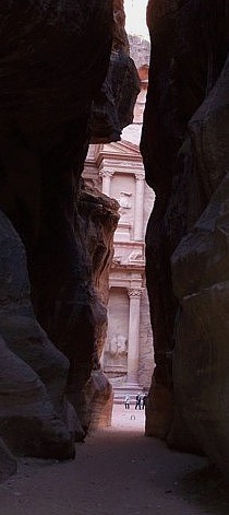 Blick auf das Schatzhaus im Sonnenaufgang aus der Schlucht heraus; der Reisefhrer hat durch geschickte Ablenkung erreicht, dass dieser Blick erst im letzten Moment zu erfassen war ...