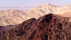 Weiter Blick auf dem Weg zum Kloster ber der Schlucht der Stadt PETRA ber Berge und Wste ...