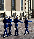 Aufzug der Wachablsung vor dem Schloss