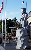Ausgewachsene Nixe nicht weit von der Meerjungfrau