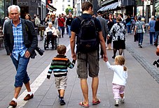 Vater mit Kindern erkundet die Einkaufspassage