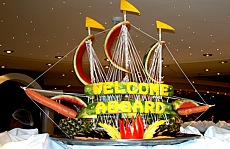 Gemüseschiff in Ananas, Melonen und Möhren