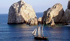 Cabo San Lucas: vorgelagerte Felsenbarriere vor der Bucht mit dem Hafen. 