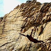 Absprung: krftiger Absto, denn die Felsen werden nach unten breiter. Springer knnen tosende Bucht vom Absprung aus nicht sehen, springen nach Gehr  ...