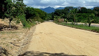 Huatulco: Zufahrtstrae zu der Mescal Brennerei, Blick in die Berge ...