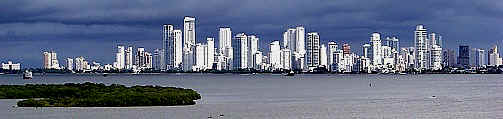 CARTAGENA: die Skyline mit ihren Hochhusern empfngt den Besucher, der vom Meer anreist ...