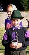 Geschwister bieten fernab von allen Behausungen Beeren an. Eigentlich ist Schulzeit!!!