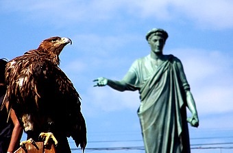 Adler mit erstem Brgermeister im Hintergrund - Sehnschte!!!