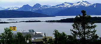 Blick von der Anhhe ber der Stadt auf Fjord und Berge