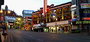 Niagara am Abend - Unterhaltungsindustrie schlgt zu ...