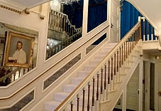 Treppe im Wohnhaus, auf der er sein ERSCHEINEN inszenierte