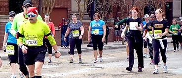 16000 Lufer an diesem Tag beim Jazz-Halbmarthon, letzte Nachzgler qulen sich ber die Strecke,; ihnen gilt besonderer Beifall